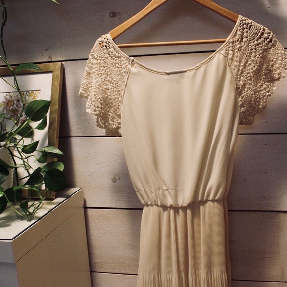 Beautiful vintage dress / embroidered sleeves / robe vintage - Picture 4 of 4